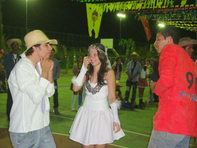 Noivos durante a celebração do casamento caipira na festa junina do Campus Januária