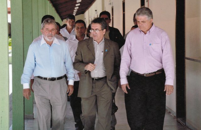 Lula, em sua primeira visita ao Campus, visita as instalações juntamente com o reitor Paulo César e o professor Ednaldo