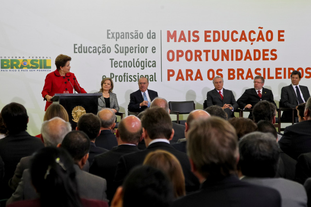 Presidenta Dilma Rousseff discursa durante cerimônia de anúncio da expansão da Rede Federal  (Foto: Roberto Stuckert Filho/PR)