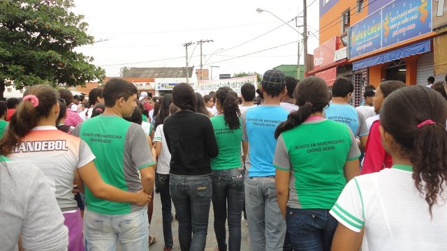 participantes de passeata em prol ao Dia Mundial de Combate à Violência e à Exploração Sexual de Crianças e Adolescentes