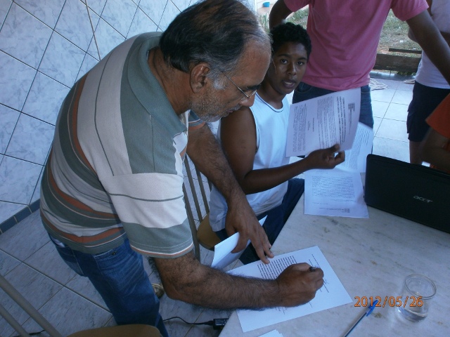 Jomar assinando o Termo de Acordo representando o candidato José Alberto