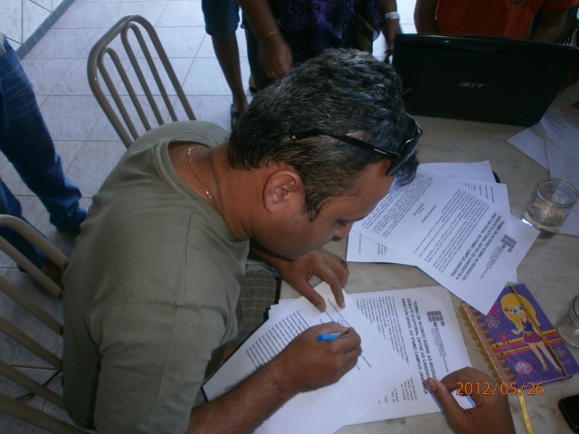 Prof. Eduardo assinando o Termo de Acordo representando o candidato Cláudio