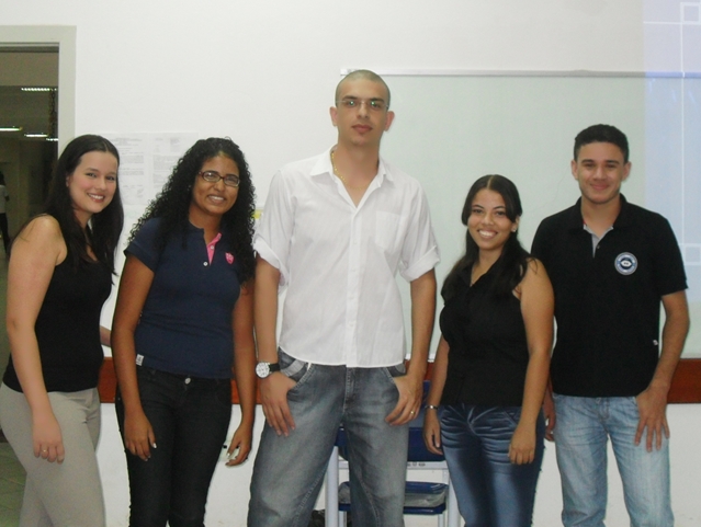 Componentes do Grupo de Pesquisa formado pelos alunos Juliana, Carla, Prof. Sérgio, Glaúcia  e Wanderley