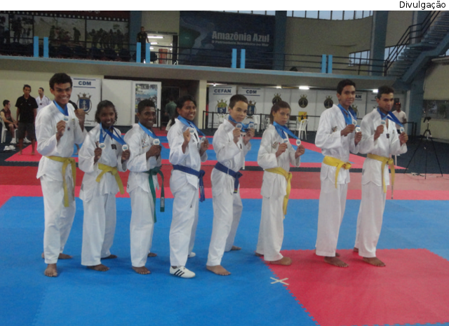 Alunos do projeto em campeonato internacional de taekwondo