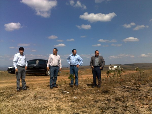 Dieysson, José Ricardo, Pedro Angelo e Edmilson no local onde será construído o campus