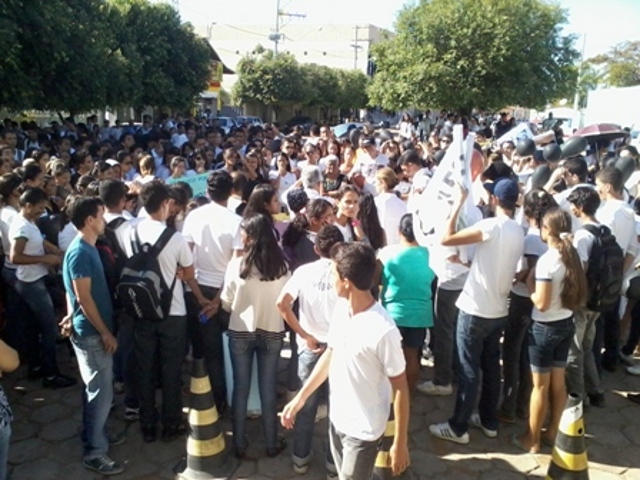 Estudantes reunidos em frente a Prefeitura Municipal de Salinas