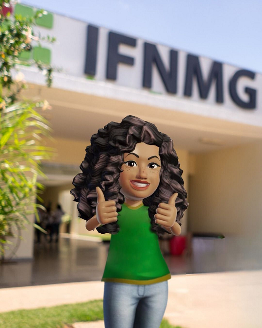 O avatar da IFgênia está em um ambiente externo em frente ao um prédio do IFNMG. Ela é uma estudante negra com cabelos longos, cacheados e volumosos. Ela veste uma blusa verde e uma calça jeans e está fazendo joia com as duas mãos.