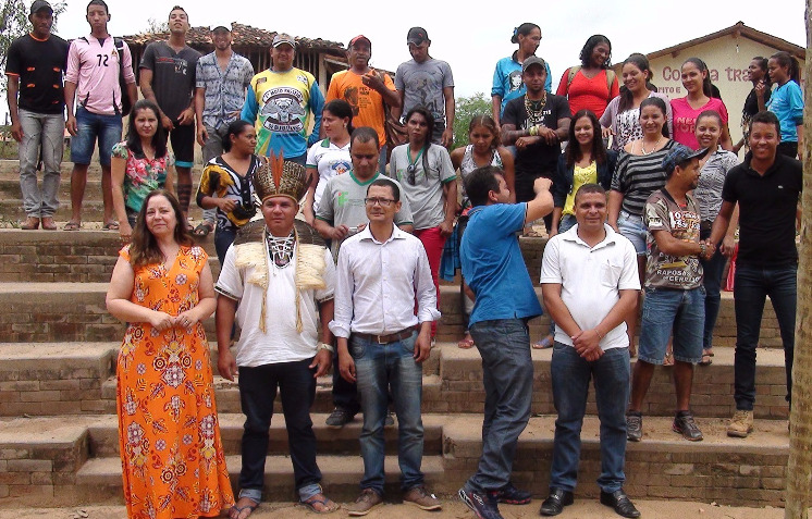 Servidores do IFNMG e comunidade indígena após aula inaugural no Centro Cultural Xacriabá